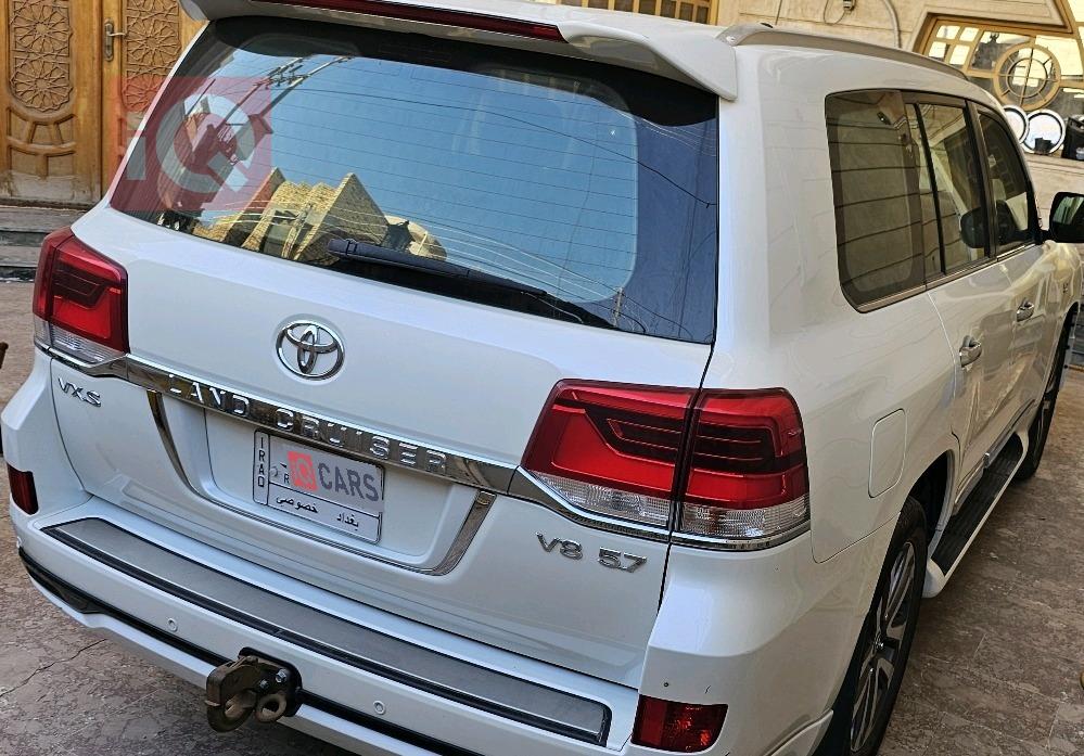 تۆیۆتا لاند کروزەر